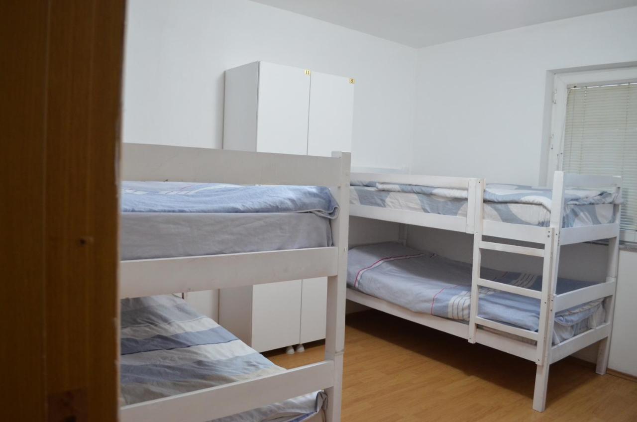 Moonlight Hostel プリシュティナ エクステリア 写真